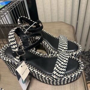 New Womans madeline platform sandal woven size 9.5 memory foam